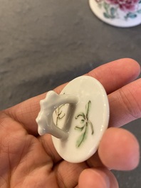 Een Chinese famille rose theepot met deksel, Yongzheng merk en periode