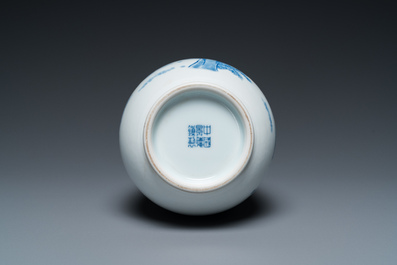 Een Chinese blauw-witte en koperrode 'tijger' vaas, Zhong Guo Jingdezhen Zhi 中國景德鎮製 merk, 20e eeuw