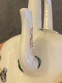 Een Chinese famille rose theepot met deksel, Yongzheng merk en periode