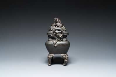 Br&ucirc;le-parfum aux dragons et son couvercle ajour&eacute; sur son support en bronze, Chine, 17&egrave;me