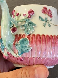 Th&eacute;i&egrave;re couverte en forme de lotus en porcelaine de Chine famille rose, Yongzheng