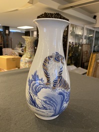 Een Chinese blauw-witte en koperrode 'tijger' vaas, Zhong Guo Jingdezhen Zhi 中國景德鎮製 merk, 20e eeuw