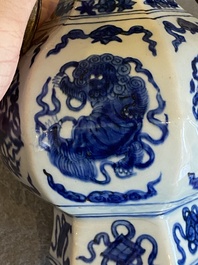 Vase en porcelaine de Chine en bleu et blanc transform&eacute; en verseuse pour le march&eacute; ottoman, Jiajing
