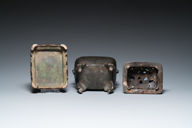 Br&ucirc;le-parfum aux dragons et son couvercle ajour&eacute; sur son support en bronze, Chine, 17&egrave;me