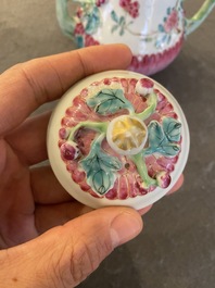 Th&eacute;i&egrave;re couverte en forme de lotus en porcelaine de Chine famille rose, Yongzheng