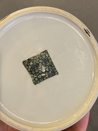 Een Chinese famille rose theepot met deksel, Yongzheng merk en periode