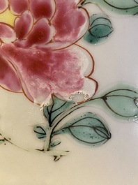 Een Chinese famille rose theepot met deksel, Yongzheng merk en periode