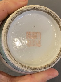 Een Chinese famille rose rouleau vaas, Daoguang merk, 19e eeuw