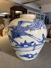 Een Chinese blauw-witte 'kylin' pot, Shunzhi