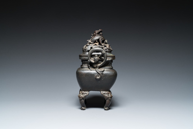 Br&ucirc;le-parfum aux dragons et son couvercle ajour&eacute; sur son support en bronze, Chine, 17&egrave;me