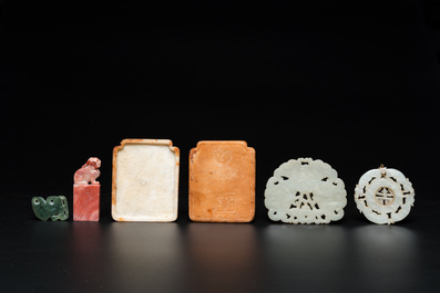20 sculptures en corail, jade, pierre &agrave; savon et autres pierres, Chine, 19/20&egrave;me