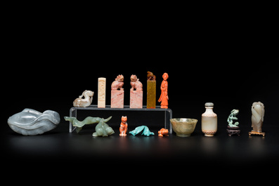 20 sculptures en corail, jade, pierre &agrave; savon et autres pierres, Chine, 19/20&egrave;me