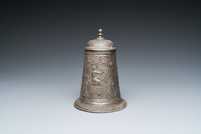 Een tinnen dekselpul met decor van drie continenten, monogram CE voor Caspar Enderlein (1560&ndash;1633), Neurenberg, 16/17e eeuw