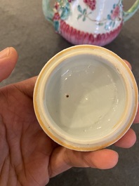 Th&eacute;i&egrave;re couverte en forme de lotus en porcelaine de Chine famille rose, Yongzheng