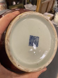 Vase de forme 'hu' en porcelaine de Chine &agrave; &eacute;mail langyao, R&eacute;publique
