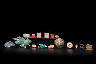 20 sculptures en corail, jade, pierre &agrave; savon et autres pierres, Chine, 19/20&egrave;me