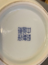 Een Chinese blauw-witte en koperrode 'tijger' vaas, Zhong Guo Jingdezhen Zhi 中國景德鎮製 merk, 20e eeuw