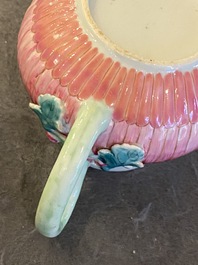 Th&eacute;i&egrave;re couverte en forme de lotus en porcelaine de Chine famille rose, Yongzheng