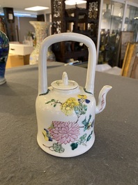Een Chinese famille rose theepot met deksel, Yongzheng merk en periode
