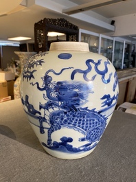 Een Chinese blauw-witte 'kylin' pot, Shunzhi