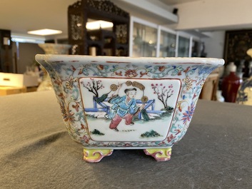 A rectangular Chinese famille rose jardini&egrave;re, 19th C.