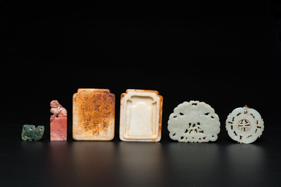 20 sculptures en corail, jade, pierre &agrave; savon et autres pierres, Chine, 19/20&egrave;me