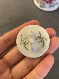 Een Chinese famille rose theepot met deksel, Yongzheng merk en periode