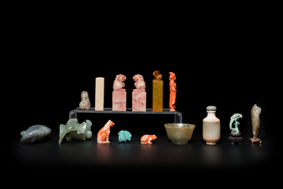 20 sculptures en corail, jade, pierre &agrave; savon et autres pierres, Chine, 19/20&egrave;me