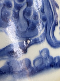 Een Chinese blauw-witte 'kylin' pot, Shunzhi