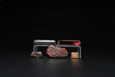 20 sculptures en corail, jade, pierre &agrave; savon et autres pierres, Chine, 19/20&egrave;me