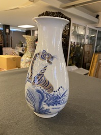 Een Chinese blauw-witte en koperrode 'tijger' vaas, Zhong Guo Jingdezhen Zhi 中國景德鎮製 merk, 20e eeuw