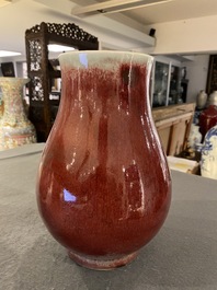 Vase de forme 'hu' en porcelaine de Chine &agrave; &eacute;mail langyao, R&eacute;publique