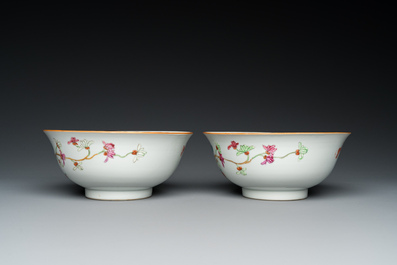 Paire de bols en porcelaine de Chine famille rose &agrave; d&eacute;cor floral, marque et &eacute;poque de Qianlong