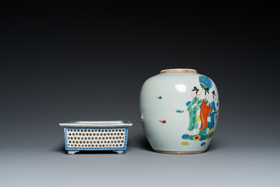 A Chinese famille rose jar and a rectangular blue and white jardini&egrave;re, 18/19th C.