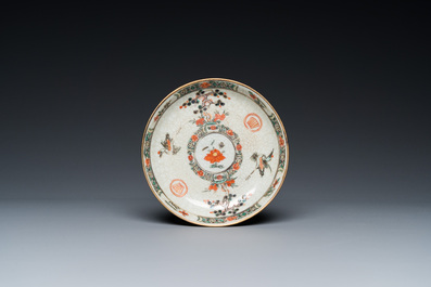Tasse et soucoupe en porcelaine de Chine famille verte &agrave; fond craquel&eacute; aux montures en cuivre dor&eacute;, Kangxi