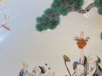 Een Chinees famille rose 'onsterfelijken' bord, Jiaqing merk en periode