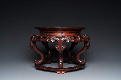 Socle en bois sculpt&eacute; au dessus en bois de ronce, Chine, R&eacute;publique