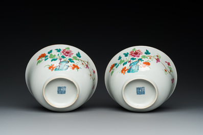 Paire de bols en porcelaine de Chine famille rose &agrave; d&eacute;cor floral, marque et &eacute;poque de Qianlong