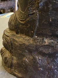 Een grote Chinese gelakte bronzen Boeddha, Ming