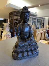 Een grote Chinese gelakte bronzen Boeddha, Ming