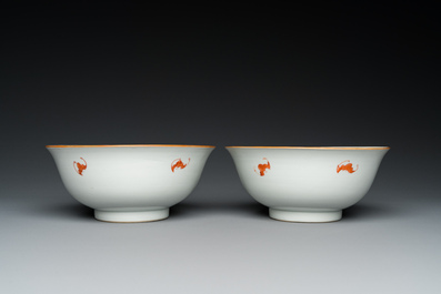 Paire de bols en porcelaine de Chine famille rose &agrave; d&eacute;cor floral, marque et &eacute;poque de Qianlong