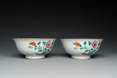 Paire de bols en porcelaine de Chine famille rose &agrave; d&eacute;cor floral, marque et &eacute;poque de Qianlong