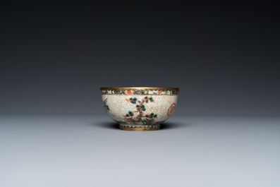 Tasse et soucoupe en porcelaine de Chine famille verte &agrave; fond craquel&eacute; aux montures en cuivre dor&eacute;, Kangxi