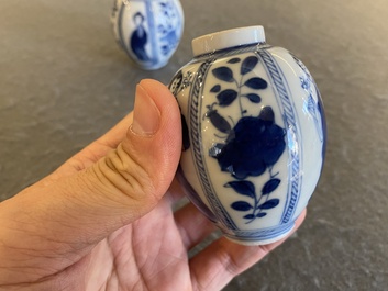 Een paar Chinese blauw-witte vaasjes met dames, Kangxi