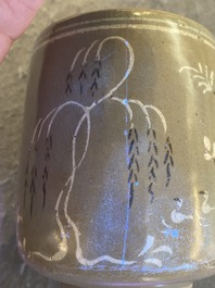 Bol &agrave; th&eacute; en porcelaine de Cor&eacute;e &agrave; d&eacute;cor en engobe sur fond c&eacute;ladon