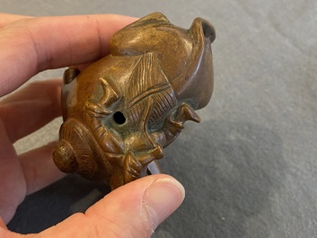 Compte-gouttes en bronze en forme d'un gar&ccedil;on sur un buffle, Chine, Qing