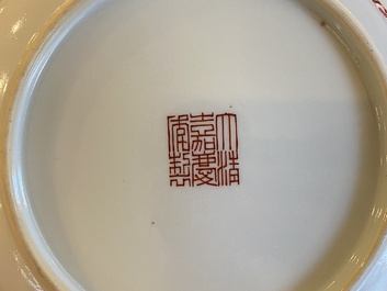 Een Chinees famille rose 'onsterfelijken' bord, Jiaqing merk en periode
