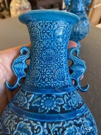 Een paar Chinese turquoise-geglazuurde 'lotus' vazen, Republiek