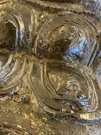 Een grote Chinese gelakte bronzen Boeddha, Ming
