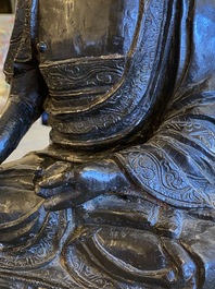 Een grote Chinese gelakte bronzen Boeddha, Ming